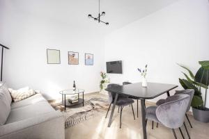 Bright Cozy 2BR l Private Balcony & Work Corner