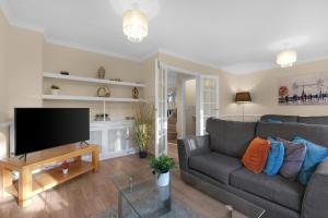 4 Bedroom Family House with Parking and Garden