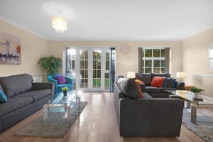 4 Bedroom Family House with Parking and Garden