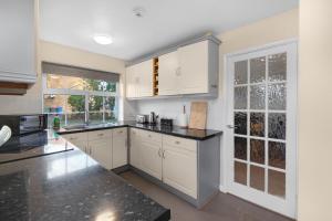 4 Bedroom Family House with Parking and Garden