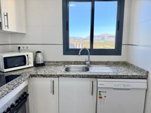 27th Floor Sea View, Heated Indoor Pool with Private Parking