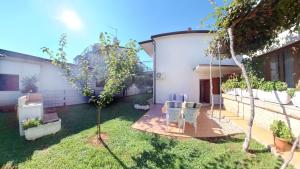 Quiet garden apartment in Umag