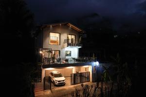 ELIVAAS Signature Lakefront Villa