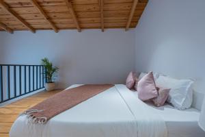 ELIVAAS Signature Lakefront Villa