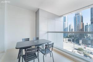 SkyView Tower - Dubai Marina View - Lit Apartment