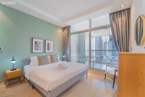 SkyView Tower - Dubai Marina View - Lit Apartment