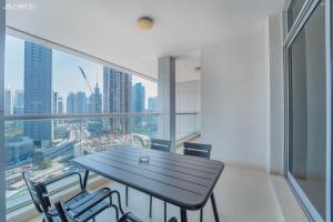 SkyView Tower - Dubai Marina View - Lit Apartment