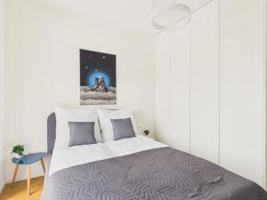 Sprzeczna Light & Space Apartment Warsaw by Solarento