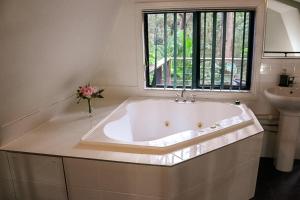 GREEN TREES CHALET Australia Zoo close by