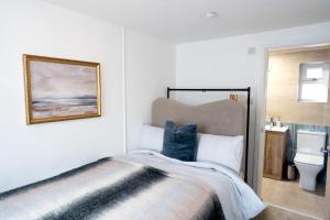 4 beds 2 baths Free parking perfect for Contractors Relocators