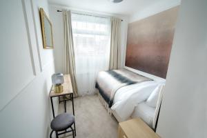 4 beds 2 baths Free parking perfect for Contractors Relocators