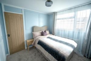 4 beds 2 baths Free parking perfect for Contractors Relocators