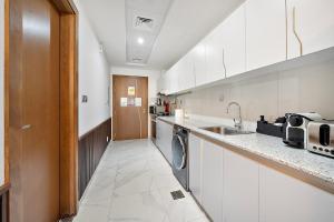 FIRST CLASS Studio Canal & Burj Khalifa View