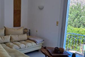 Plaka-Sleeps4-Parking-Pool-HotTub-SeaViews