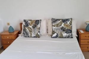 Plaka-Sleeps4-Parking-Pool-HotTub-SeaViews