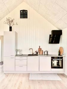 Skønt Sommerhus Omgivet Af Siv Ved Limfjorden