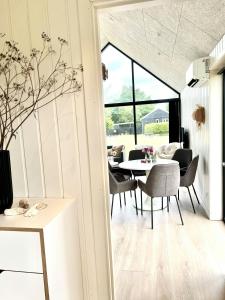 Skønt Sommerhus Omgivet Af Siv Ved Limfjorden