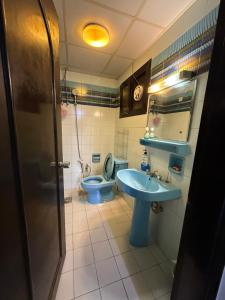 Female Sharing Home metro