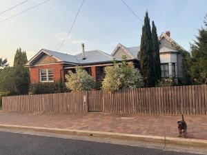 Towncottage Tenterfield Stay with Scenic Views