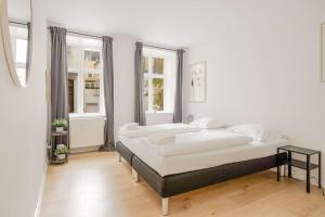 Brand New Aparment By the Lakes