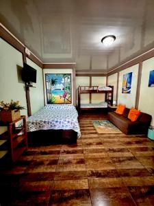 Villas Ela en Bahía Ballena Uvita hermosas habitaciones privadas grandes, piscina, cocina, jacuzzi, aire acondicionado, tv, baño privado, parqueo gratis y terraza