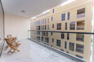 Cozy 1BR Getaway, Short Drive to Al Barari Nature Escapes and IMG Worlds of Adventure, ARAS Residence, Majan by Deluxe Holiday Homes