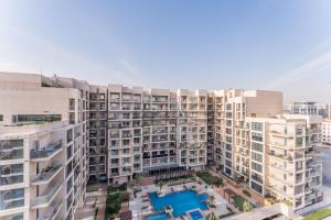 Cozy 1BR Getaway, Short Drive to Al Barari Nature Escapes and IMG Worlds of Adventure, ARAS Residence, Majan by Deluxe Holiday Homes