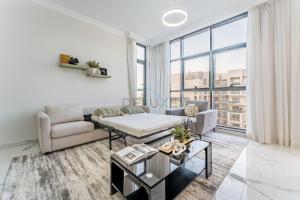 Cozy 1BR Getaway, Short Drive to Al Barari Nature Escapes and IMG Worlds of Adventure, ARAS Residence, Majan by Deluxe Holiday Homes