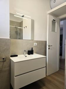 YR Apartments - Ca Granda - 1 Min Walk to Metro