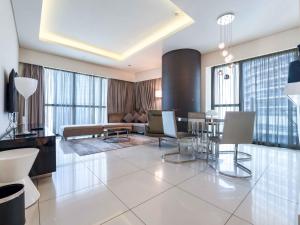 Paramount Tower - Stylish 2BR Apartment with Balcony & Pool - Near Dubai Mall
