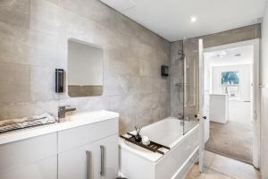 Modern and spacious maisonette