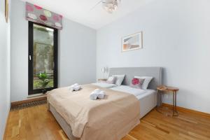 plac Na Groblach 5 by Homeprime