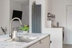 Modern 5 Bedroom House by Oxford Train Station