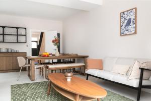 New, Modern House for 12 by Oxford Train Station