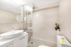 Modern 1-BDR Apt Near Acropolis With Sunny Balcony