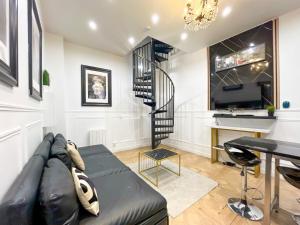 UrbanFlat 55 - Triplex Marylin Monroe in a Historic Passage