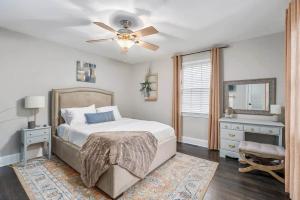 Quaint house, king bed 2min from down town