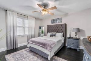 Quaint house, king bed 2min from down town