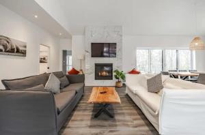 Chalet Boréale with Private Spa & Billiards, Golf & Carling Lake