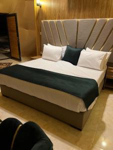 Lawrence Luxury Camp