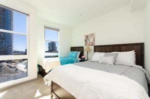 Snazzy 2BR Near Petco Park & Convention Center