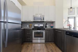 Snazzy 2BR Near Petco Park & Convention Center