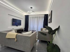 Luxury 2 Bedroom Apartment With Heated Pool & Gym