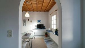 Authentic Traditional Home near Ornos Beach