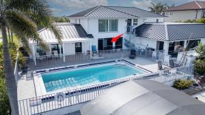 Waterfront apartment with Pool