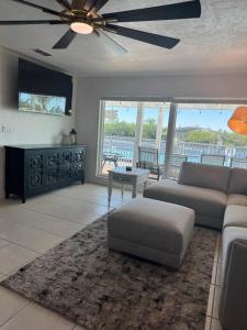 Waterfront apartment with Pool