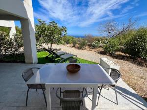 Luminous 2 BR Apt - Panoramic Sea & Mountain View Terrace