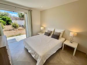 Luminous 2 BR Apt - Panoramic Sea & Mountain View Terrace