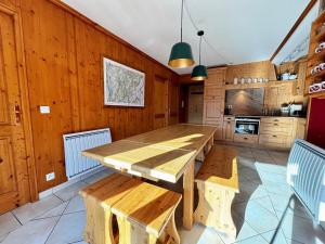 Appartement spacieux 4 chambres au cœur du village avec WiFi et parking - FR-1-505-183