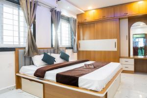 Zythum Jacuzzi Roof Top Movie Room by Homeyhuts